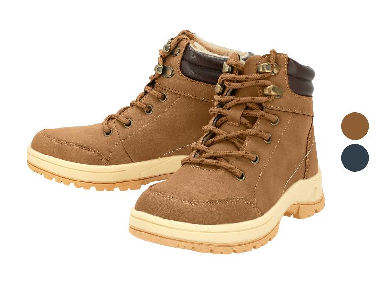 Paar bruine winterlaarzen met bont en veters, met een beige zool.