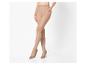 Vrouw draagt huidkleurige panty en beige hoge hakken.