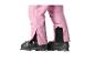 Roze skibroek met zwarte skischoenen