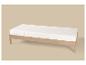 Getextureerd wit matras op een licht houten bedframe tegen een beige achtergrond.
