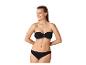Lachende vrouw in een zwarte bandeau-bikini met honingraattextuur.