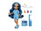 Rainbow High pop in blauwe pyjama met accessoires zoals nagellak, kam en haarclips.