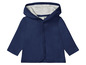 Een donkerblauwe babytrui met capuchon.