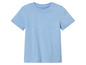 Een lichtblauw T-shirt met korte mouwen.