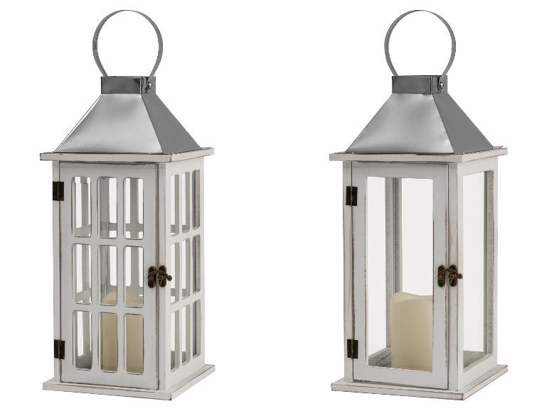 Twee witte decoratieve lantaarns met een metalen dak en binnenkaarsen
