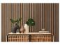Houten lattenwand met een dressoir versierd met vazen en planten.