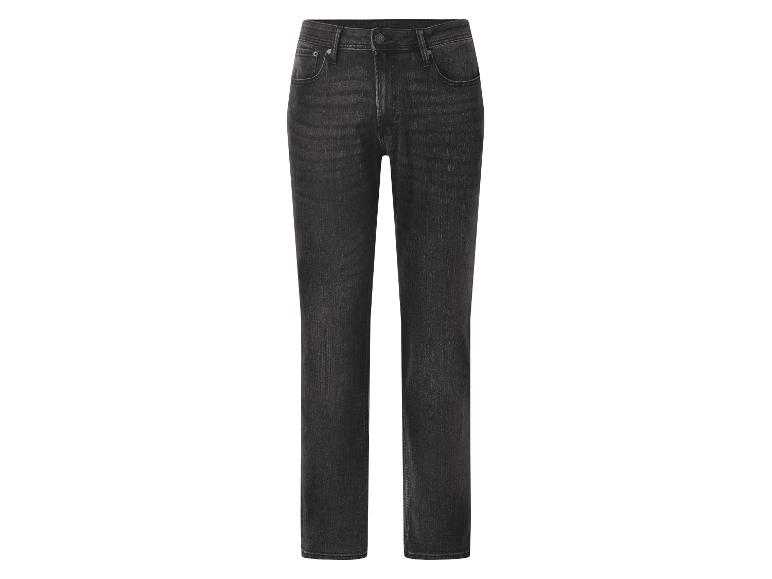 Donkergrijze herenjeans met rechte pijpen.