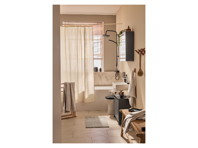 Moderne badkamer met douche, bad en houten accenten.