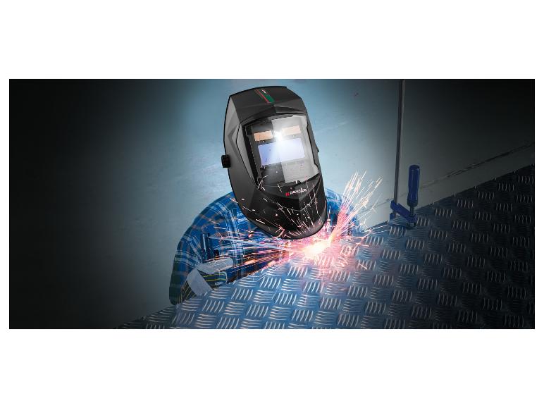 Een persoon die met een Parkside lasmasker en lasapparaat metalen platen last.