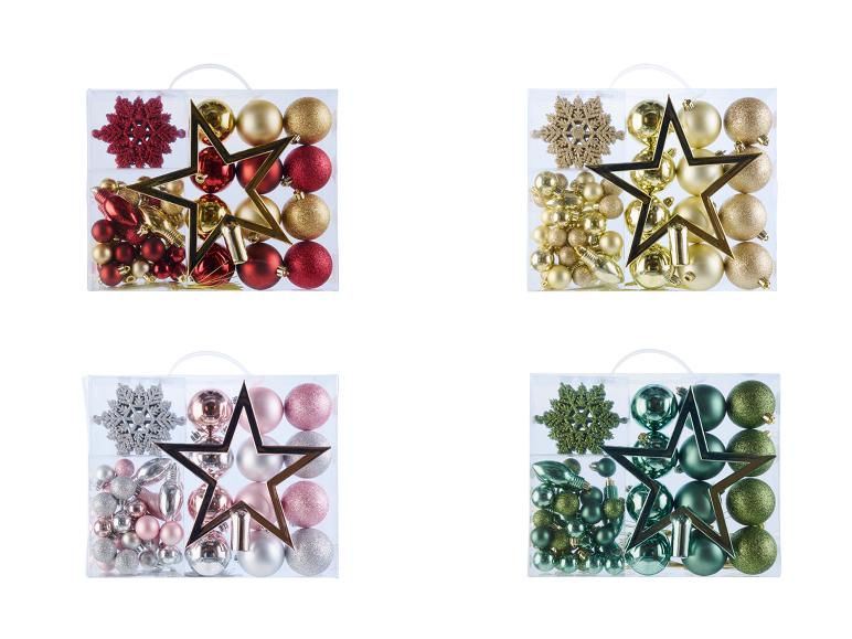 Vier doorzichtige dozen met kerstornamenten in rood/goud, geheel goud, roze/zilver en groen.