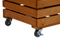 Een houten krat met wielen