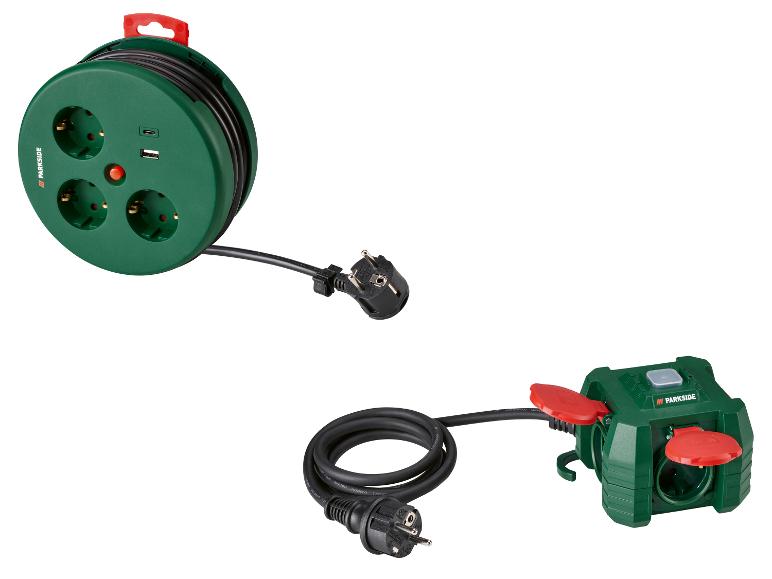 Twee groene verlengsnoeren met stopcontacten en USB-poorten.