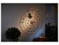 Decoratief verlicht spinnenweb met spin en herfstdecoraties.