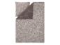 Dekbedovertrekset met bladpatroon in beige en bruine tinten.