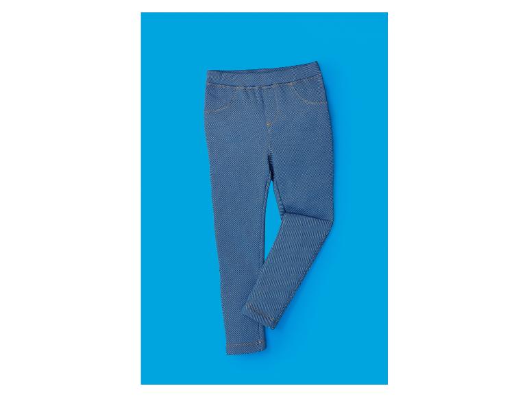 Blauwe denim legging op een blauwe achtergrond