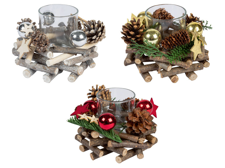 Drie kerstkaarshouders met takken, dennenappels en kerstballen.