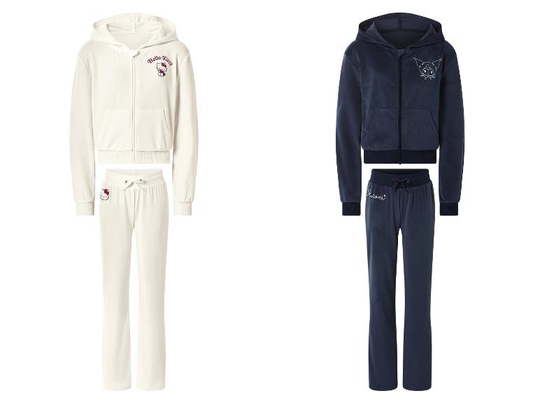 Twee velours trainingspakken, één crèmekleurig met Hello Kitty, de andere marineblauw met Kuromi.