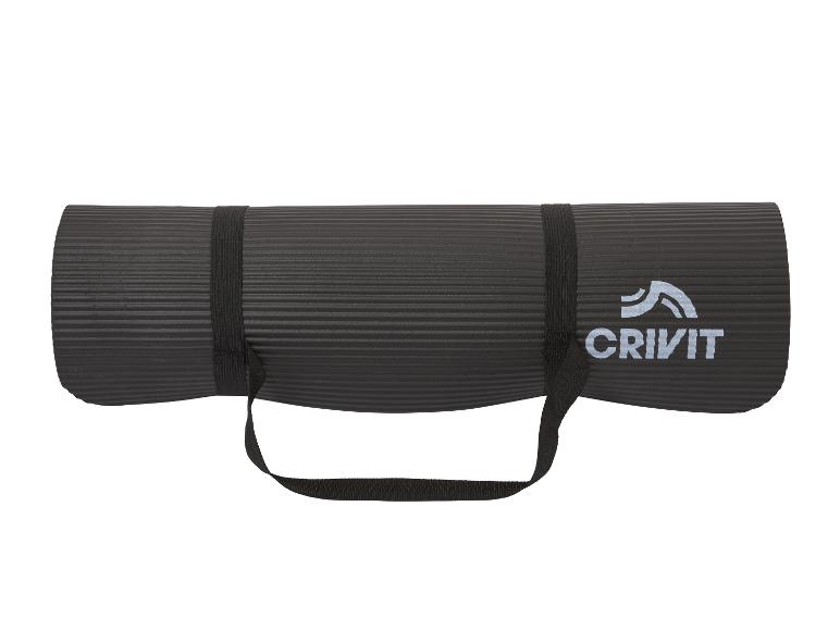 Zwarte Crivit oefenmat opgerold met een draagriem.