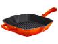 Oranje vierkante gietijzeren grillpan met handvatten.