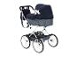 Poppenwagen in marineblauw en grijs met een witte strik en witte wielen