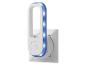 Witte nachtlamp met blauwe LED-verlichting, aangesloten op een stopcontact