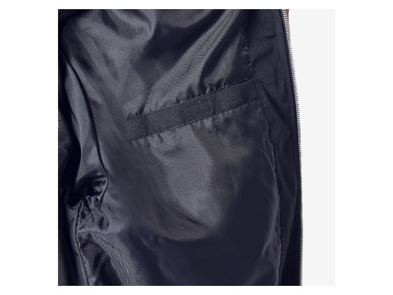 Zwarte binnenvoering van een jas met een binnenzak