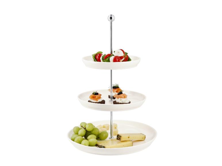 Drielaags serveerstandaard met caprese spiesjes, zalmcanapés, druiven en kaas
