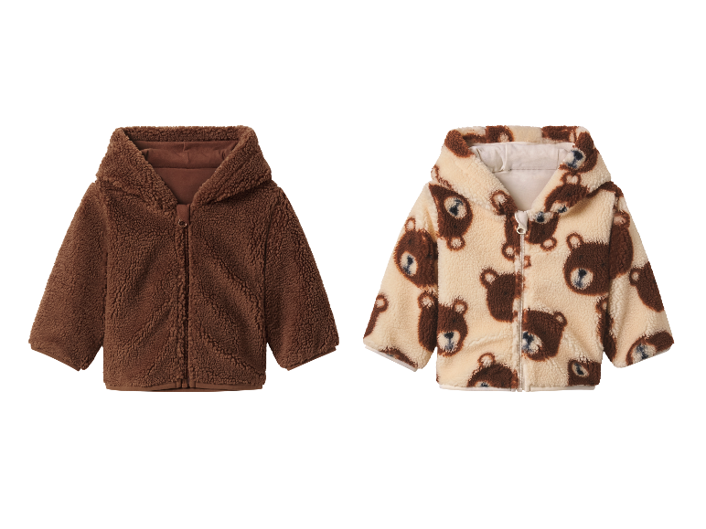 Twee teddy jassen voor kinderen; één bruin, één met berenprint.