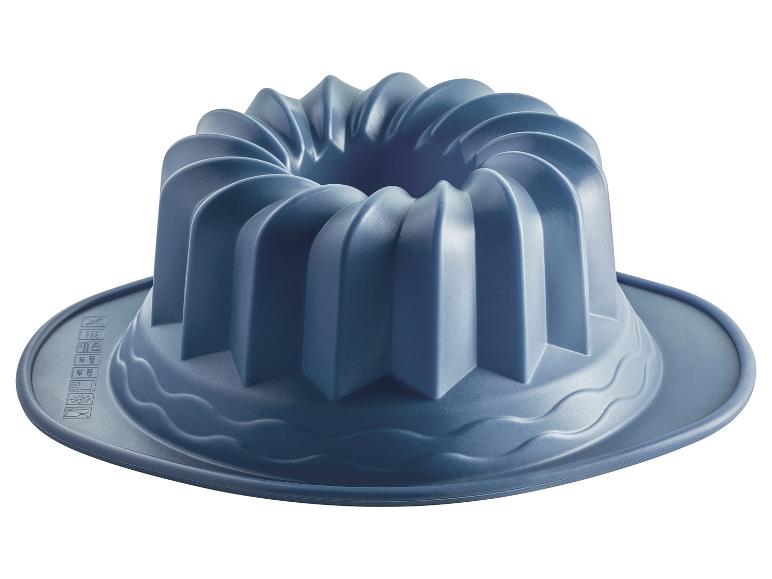 Een blauwe siliconen cakevorm voor een bundtcake.
