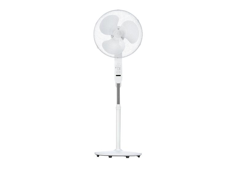 Witte staande ventilator met drie bladen en een ronde voet.