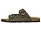 Olijfgroene suède sandalen met twee verstelbare gespen en een kurkzool.