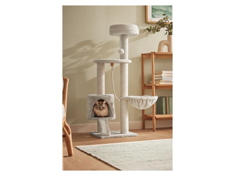 Grijze kattenboom met een kat erin.