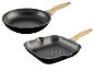 Grijze koekenpan en grillpan met houten handvatten.