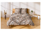Beige dekbedovertrek met bloemenprint op een houten bed.
