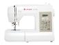 Witte SINGER Serenade naaimachine met digitaal display en diverse steekpatronen.