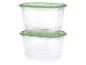 Twee doorzichtige plastic voedselcontainers met groene deksels, gestapeld.