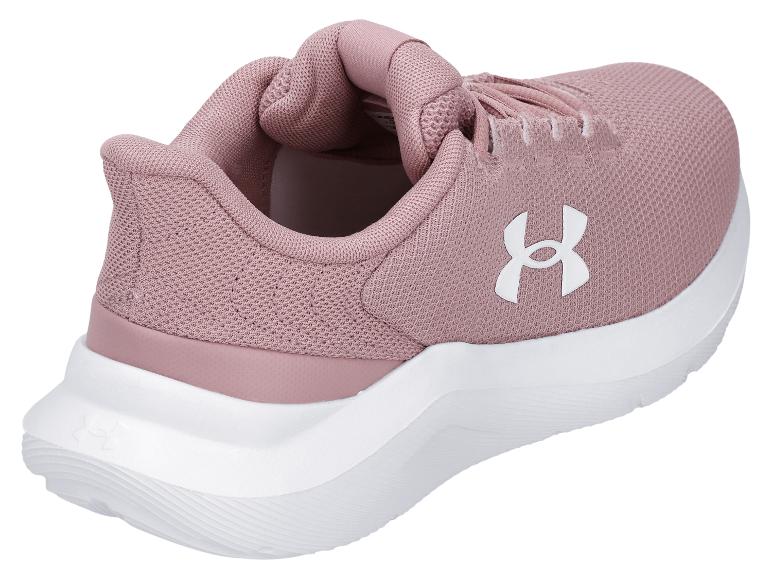 Een roze Under Armour sneaker met witte zool, van achteren gezien.