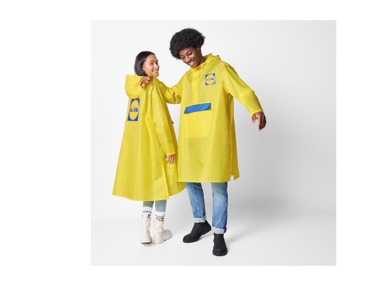 Gele Lidl regenponcho's: één voor dames en één voor heren.