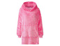 Een roze hoodie-deken met capuchon.