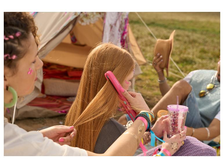 Haar stylen met een roze SilverCrest stijltang, zomerfestival.