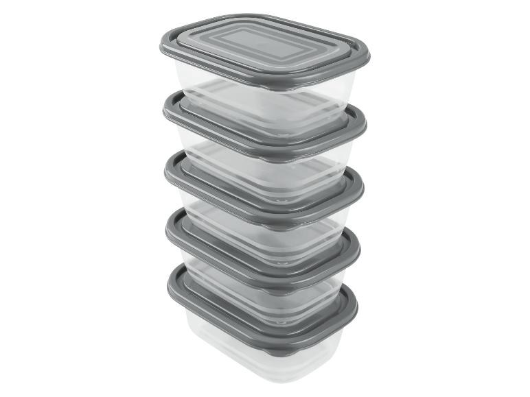 Stapel transparante, rechthoekige voedselcontainers met grijze deksels.