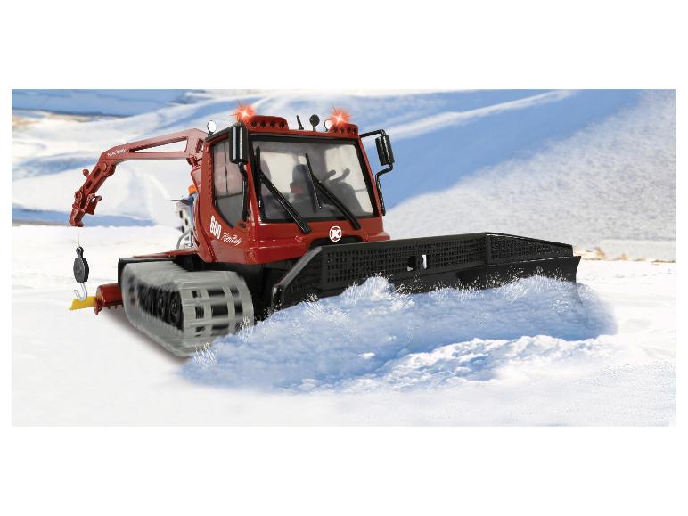 Rode PistenBully 600 sneeuwscooter in actie op een besneeuwd veld