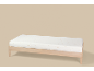 Een licht houten bedframe met een wit matras met een subtiel goudkleurig sterrenpatroon.