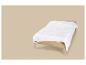 Wit gewatteerd dekbed op een houten bed met een beige matras.