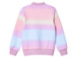 Een roze trui met lange mouwen met een regenboogkleurige ombre print.