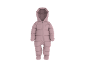 Roze baby sneeuwpak met capuchon en een klein berenembleem op de borst