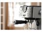 De'Longhi espressomachine zet koffie in twee glazen.
