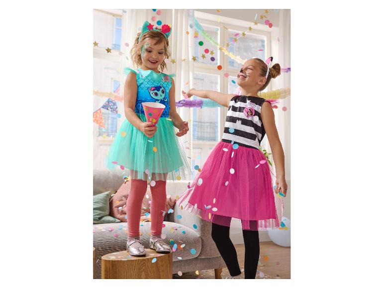 Twee meisjes in feestkleding met confetti, één in zeemeerminjurk, de ander in kattenjurk.