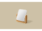 Tafelspiegel met wit frame en houten standaard op een beige achtergrond.