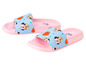Twee roze Mickey Mouse slippers met Minnie Mouse en aardbeienprint.